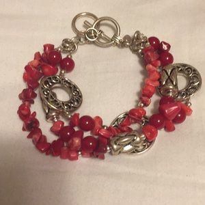 Beaded bracelet with decorative accents